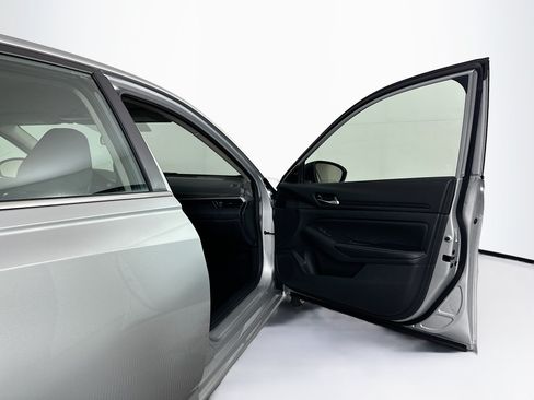 Used 2024 Nissan Altima 2.5 SV FWD image 30
