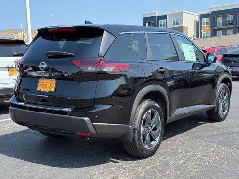 Used 2026 Nissan Rogue SV FWD image 3