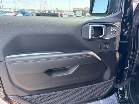 Used 2025 Jeep Wrangler Unlimited Sahara AWD/4WD image 21