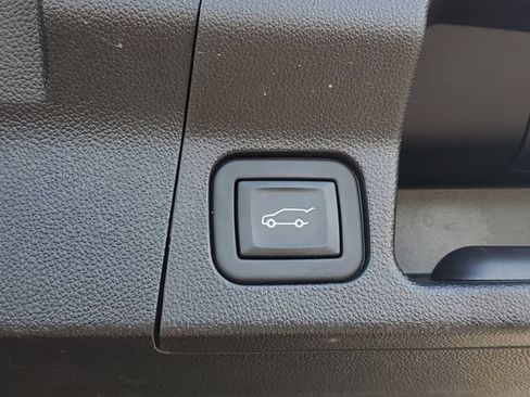Used 2023 GMC Acadia SLT w/ Technology Package FWD image 8
