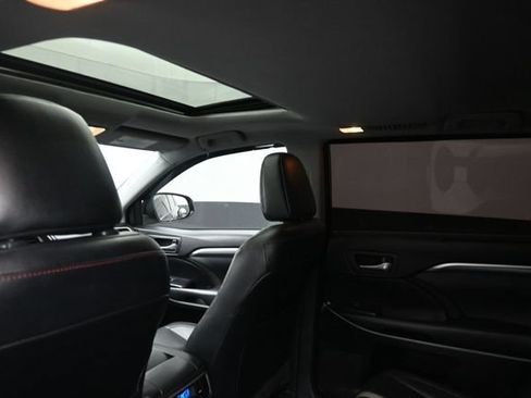 Used 2019 Toyota Highlander SE w/ Nightshade Edition FWD image 20