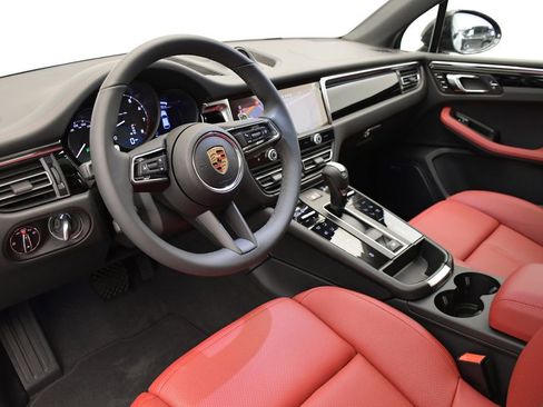 Used 2025 Porsche Macan image 33
