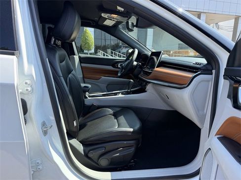 Used 2024 Jeep Compass Limited image 23