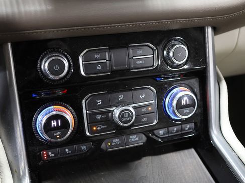 Used 2021 GMC Yukon XL Denali image 30