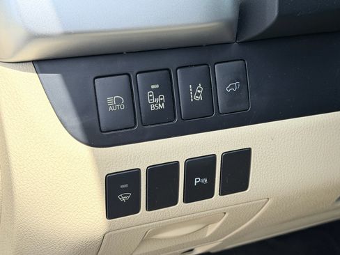 Used 2015 Toyota Highlander Limited w/ Driver Technology Package FWD image 13