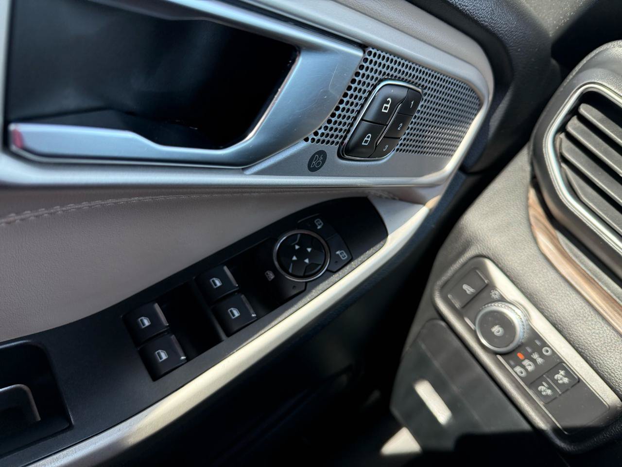 Used 2020 Ford Explorer Limited RWD image 32