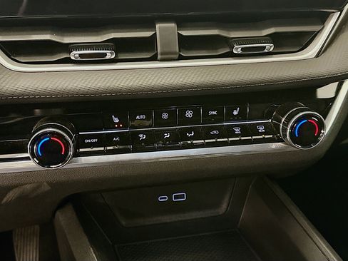 Used 2025 Chevrolet Equinox LT w/ Convenience Package II image 24