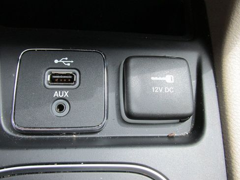 Used 2019 Jeep Cherokee Latitude w/ Cold Weather Group AWD/4WD image 14