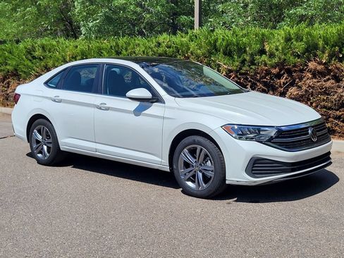 Used 2023 Volkswagen Jetta SE FWD image 3