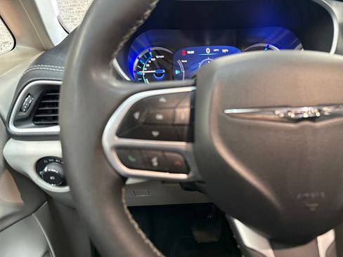 Used 2024 Chrysler Pacifica Limited FWD image 19