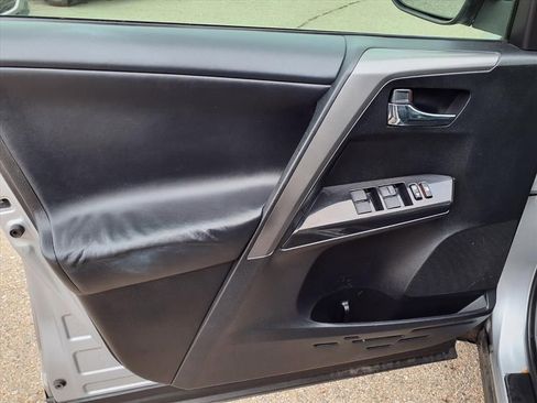Used 2016 Toyota RAV4 SE image 14