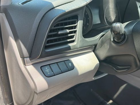 Used 2019 Hyundai Elantra SE FWD image 32