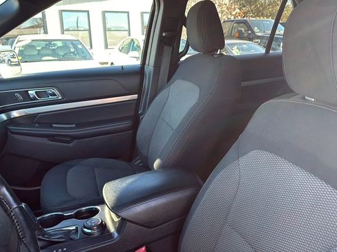 Used 2018 Ford Explorer XLT image 15
