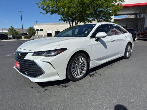 Used 2019 Toyota Avalon Limited w/ Advanced Safety Package FWD image 5