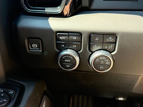 Used 2024 GMC Sierra 1500 AT4 w/ AT4 Preferred Package AWD/4WD image 32