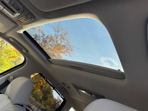 Used 2024 Kia Telluride EX w/ EX Captain's Chair Package image 19