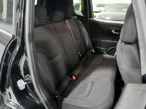 Used 2019 Jeep Renegade Latitude w/ Safety & Security Group II image 18