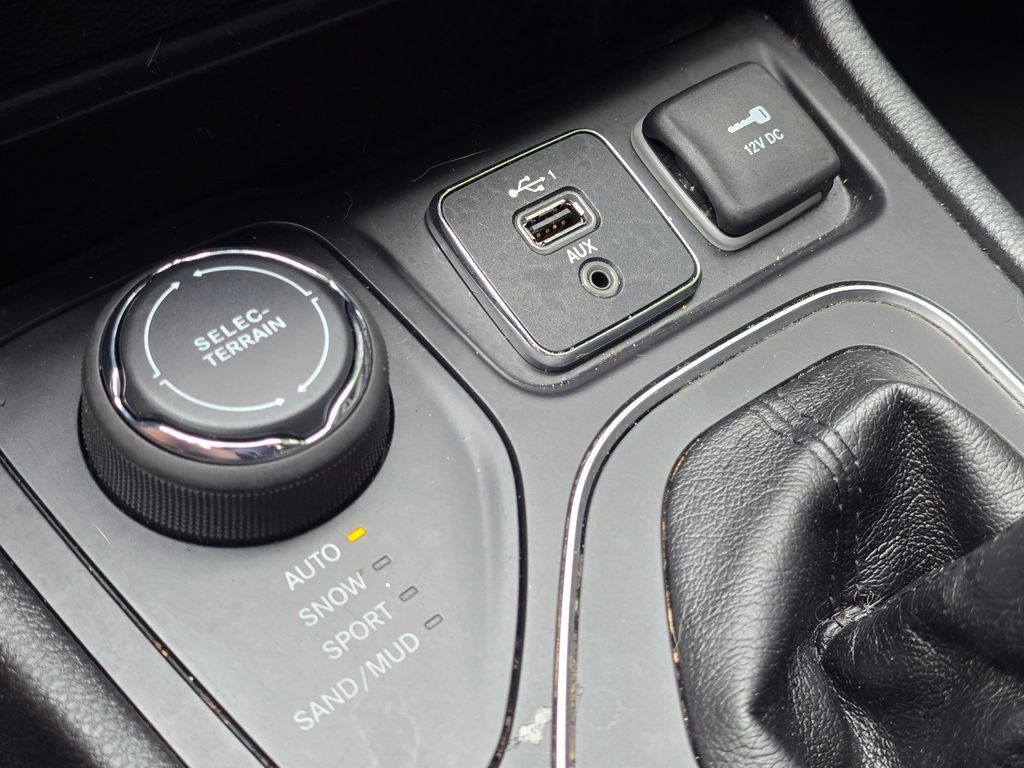 Used 2019 Jeep Cherokee Latitude Plus w/ Cold Weather Group AWD/4WD image 35