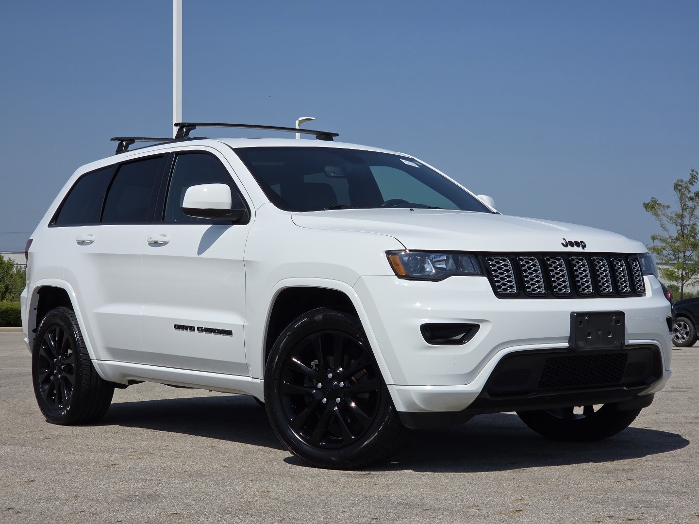 Used 2019 Jeep Grand Cherokee Altitude AWD/4WD image 2