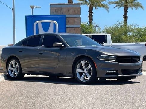 Used 2017 Dodge Charger SXT w/ Plus Group RWD image 4