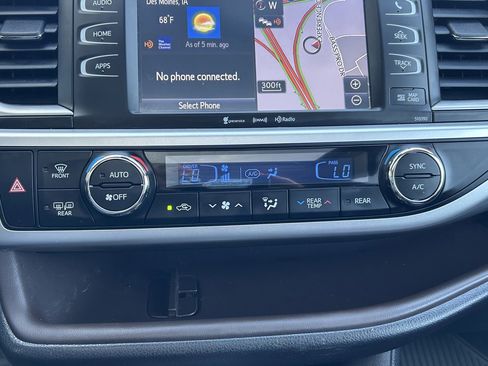 Used 2019 Toyota Highlander XLE AWD/4WD image 31