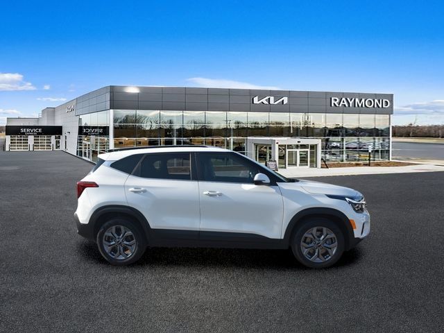 Used 2024 Kia Seltos S AWD/4WD image 2