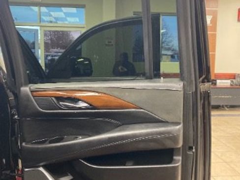 Used 2018 Cadillac Escalade ESV Luxury image 16