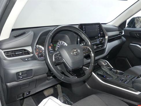Used 2021 Toyota Highlander LE image 23