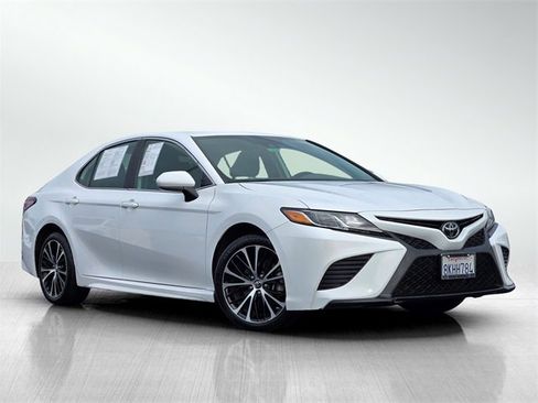 Used 2019 Toyota Camry SE image 1