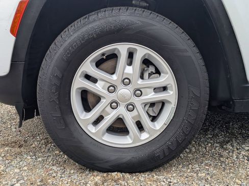 Used 2023 Jeep Grand Cherokee Laredo image 12