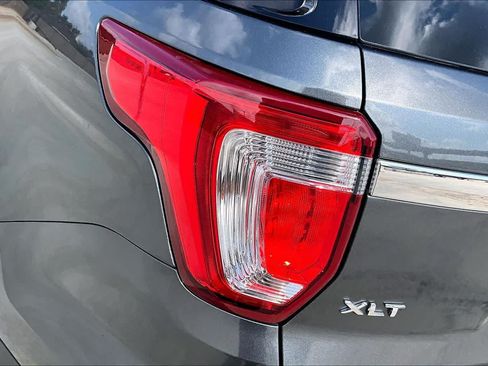 Used 2017 Ford Explorer XLT w/ Equipment Group 202A AWD/4WD image 27