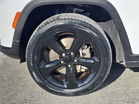 Used 2022 Jeep Grand Cherokee L Laredo image 8