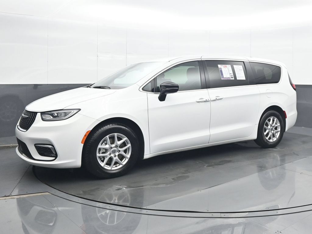 Used 2025 Chrysler Pacifica Select FWD image 2