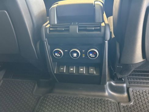 Used 2020 Land Rover Defender 110 SE image 36