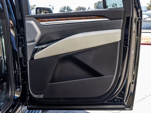 Used 2026 Cadillac Escalade ESV Platinum Sport w/ LPO, ONYX Package image 41