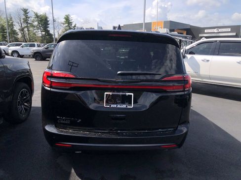 New 2026 Chrysler Pacifica Select image 11