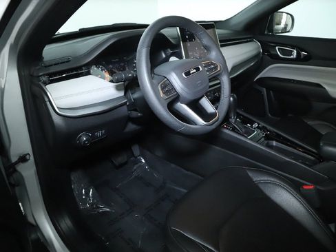 Used 2025 Jeep Compass Limited AWD/4WD image 17