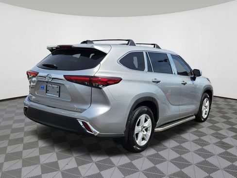 Used 2023 Toyota Highlander LE AWD/4WD image 4
