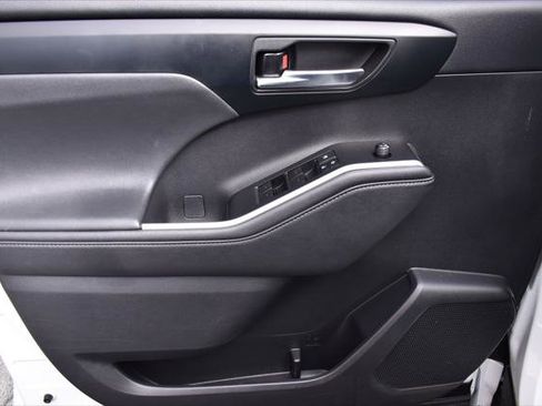 Certified 2021 Toyota Highlander XLE image 17