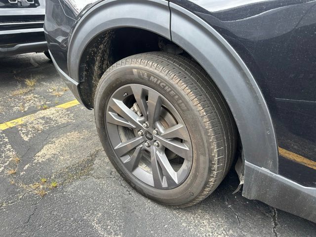 Used 2023 Ford Explorer XLT w/ XLT Sport Appearance Package AWD/4WD image 9