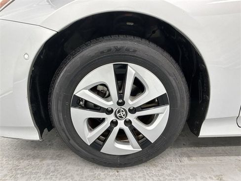 Used 2018 Toyota Prius Four image 10