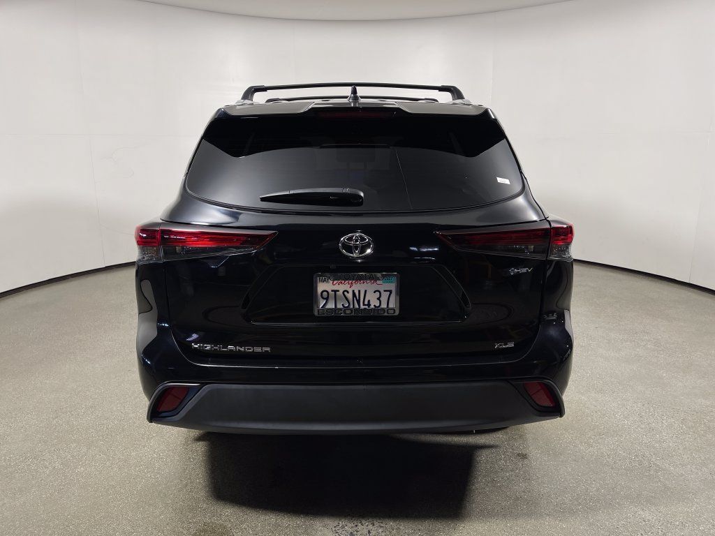 Used 2025 Toyota Highlander XLE AWD/4WD image 4