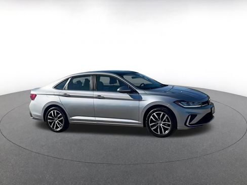 Used 2025 Volkswagen Jetta SE image 2