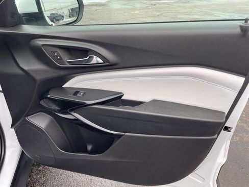 Used 2025 Chevrolet Trax LT w/ LT Convenience Package image 15