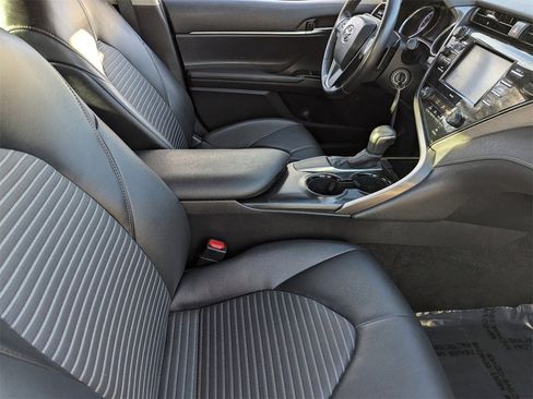 Used 2020 Toyota Camry image 9