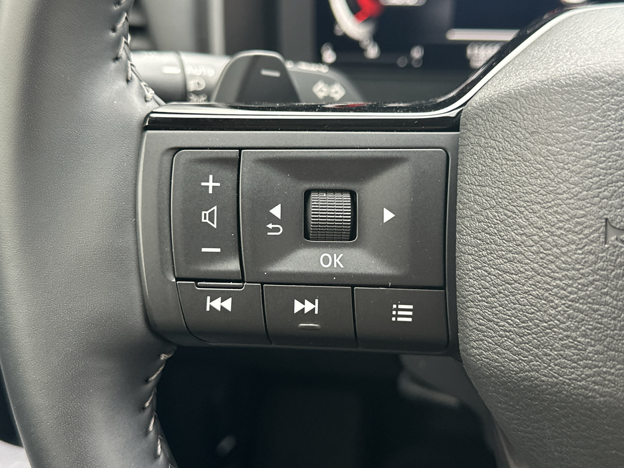 Used 2025 Nissan Rogue SL AWD/4WD image 9