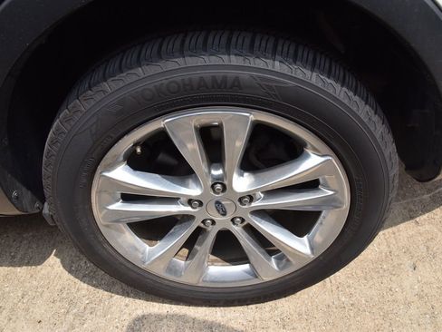 Used 2019 Ford Explorer XLT w/ Equipment Group 202A AWD/4WD image 13