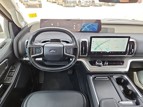 Used 2025 Ford Expedition Platinum image 9