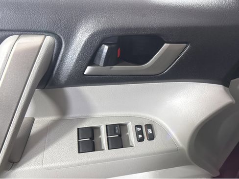 Used 2012 Toyota Highlander SE image 33