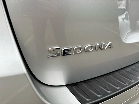 Used 2017 Kia Sedona LX w/ LX Essentials Premium Package image 12